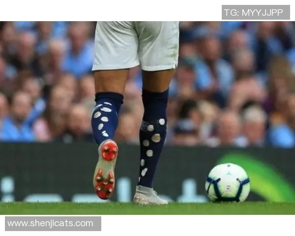 足球球星独特穿袜习惯揭秘展现赛场个性与心理秘密
